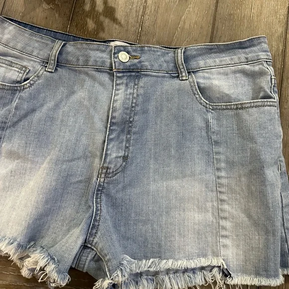 Twelve by ontwelfth Stylish Jean Shorts - Picture 4 of 11